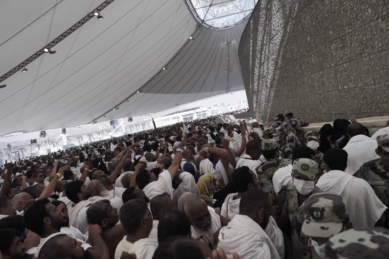 Muslim pilgrims throw pebbles at pillars during the "Jamarat" ritual. (AFP photo/Mohammed Al-Shaikh)