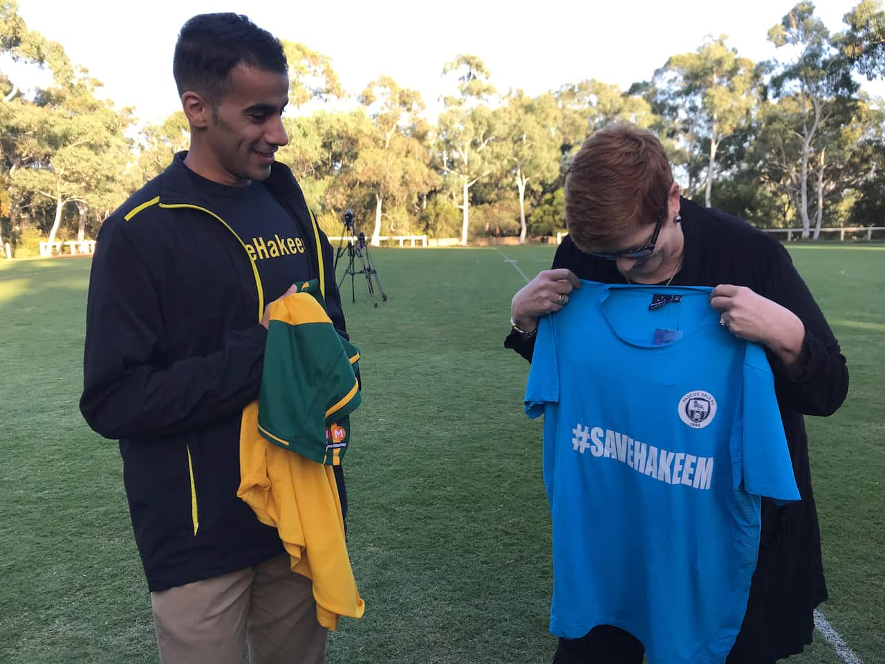 Foreign Minister Marise Payne presented Hakeem Al-Araibi with a #savehakeem T-shirt. 