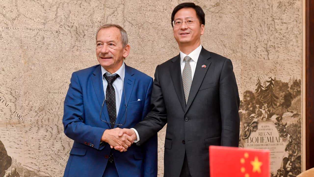 Chinese ambassador to Prague Zhang Jianmin (right) and Senate chairman Jaroslav Kubera (left) after their meeting in Prague, Czech Republic, on 10/1/19.