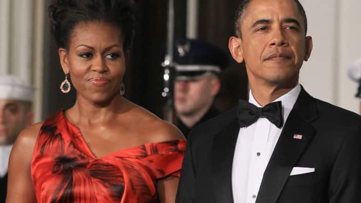US President Barack Obama and first lady Michelle Obama welcome Chinese President Hu Jintao for a State dinner at the White House January 19, 2011 .