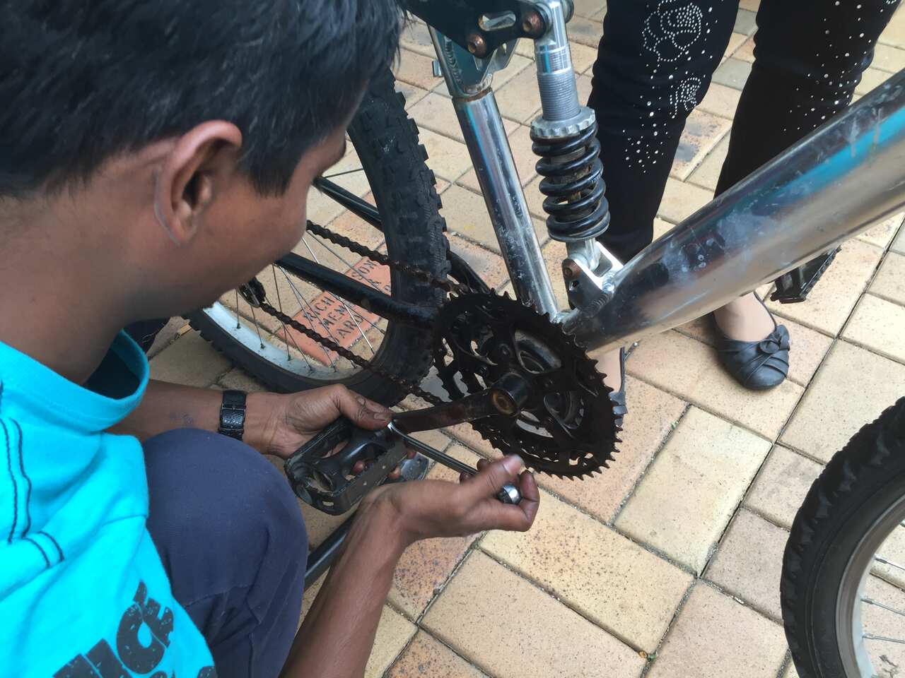 Unemployed asylum-seekers awaiting decisions on their visas are giving back to Australia through volunteer work programs.