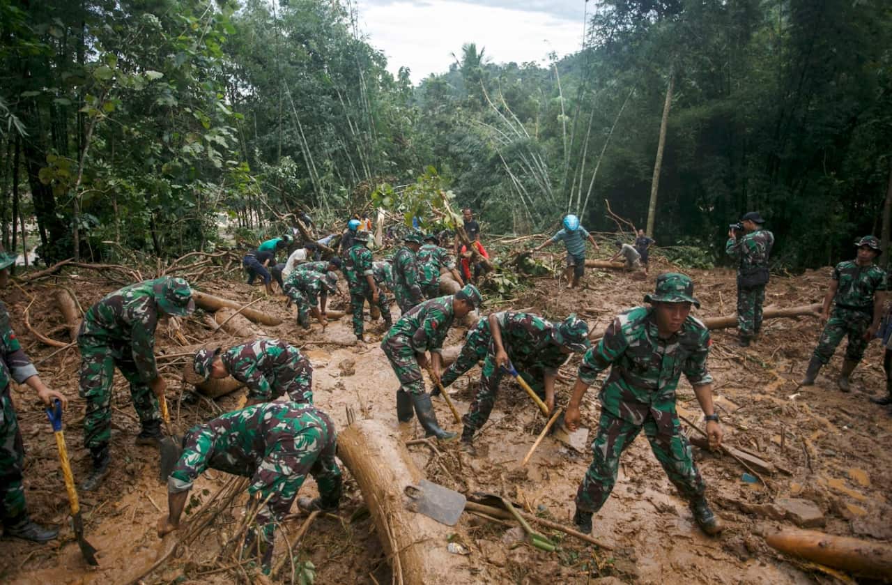 Indonesian soldiers search for landslide victims in Purworejo, Indonesia, 19 June 2016. 