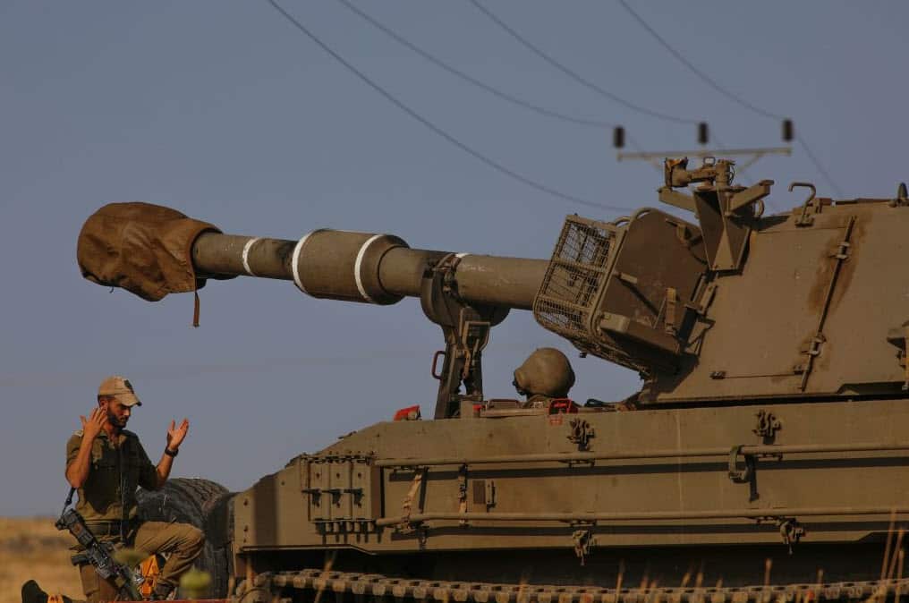 Israeli soldiers manoeuver a mobile artillery cannon in the Israeli-annexed Golan Heights on June 2, 2019 (AAP)