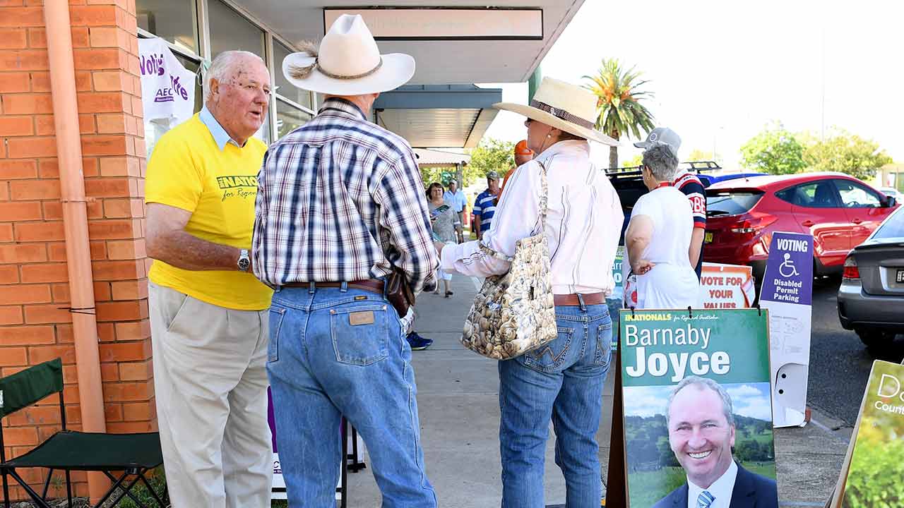 New England voters arrive at a pre-poll in Tamworth. 