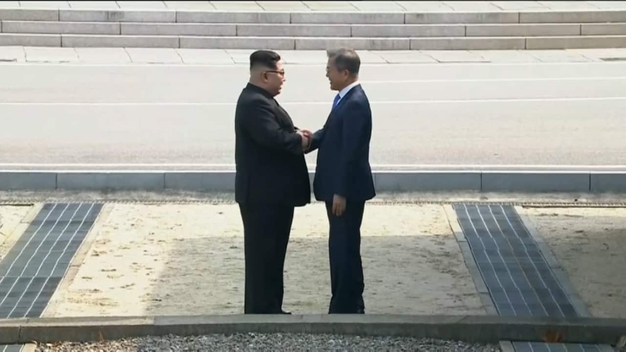 Kim Jong Un and Moon Jae-in shake hands.