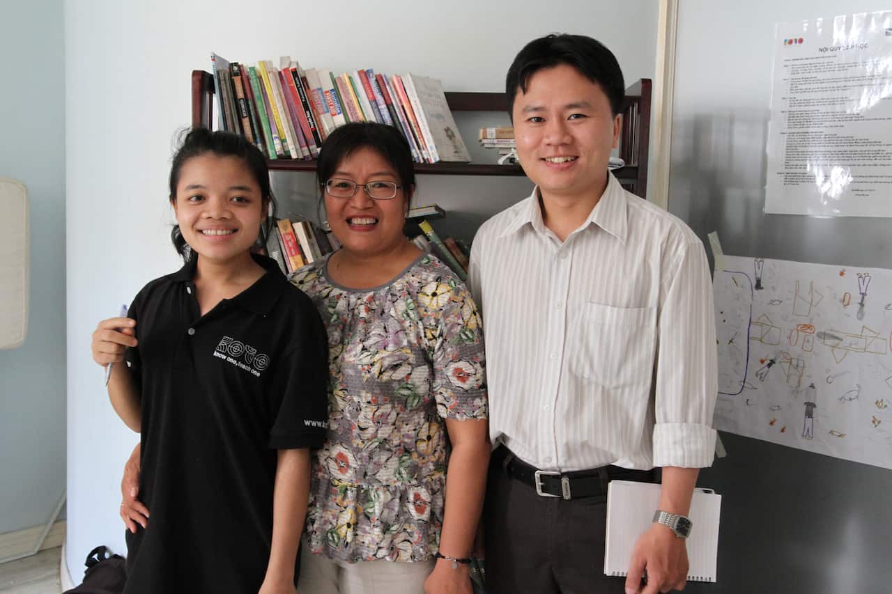 English teachers Kim Chung Nguyen (c) and Minh Truong Nguyen (r) with a KOTO student. (Nathan Taylor/SBS)