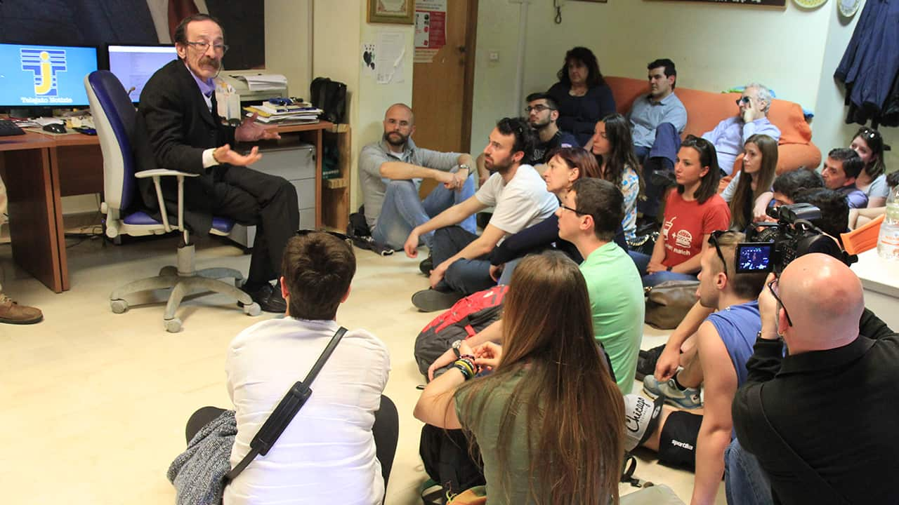 Pino Maniaci speaks about the mafia to a group of students visiting his TV station.