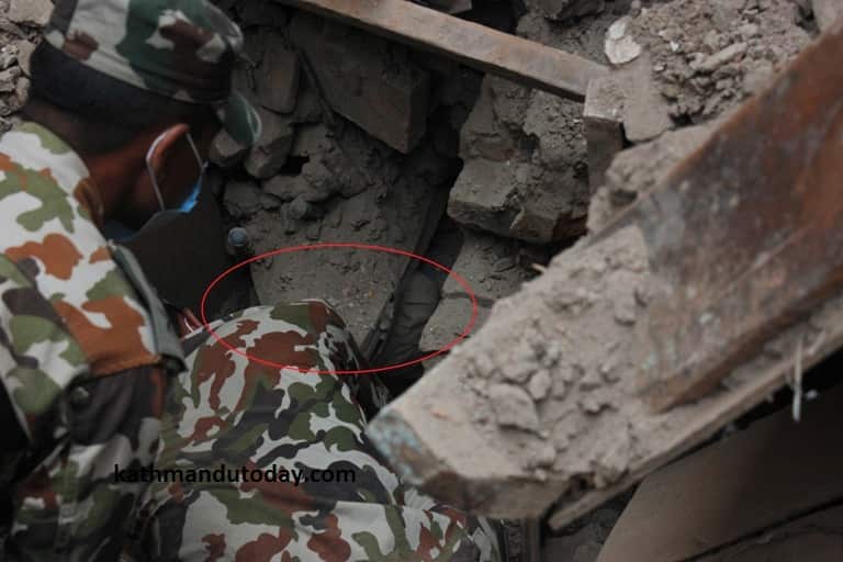 Baby pulled out of rubble after Nepal earthquake (Kathmandu Today)