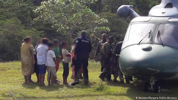 Police officers speak with indigenous tribes members in the Ngäbe-Buglé region.