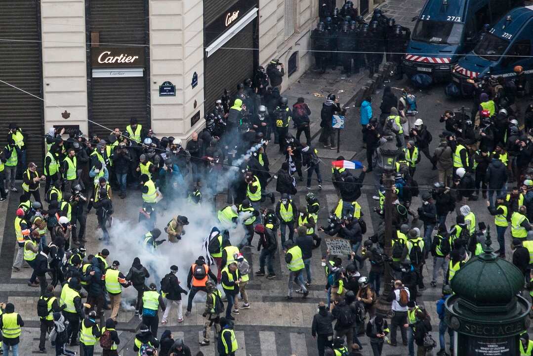 People wearing Yellow Vests clash with police forces.