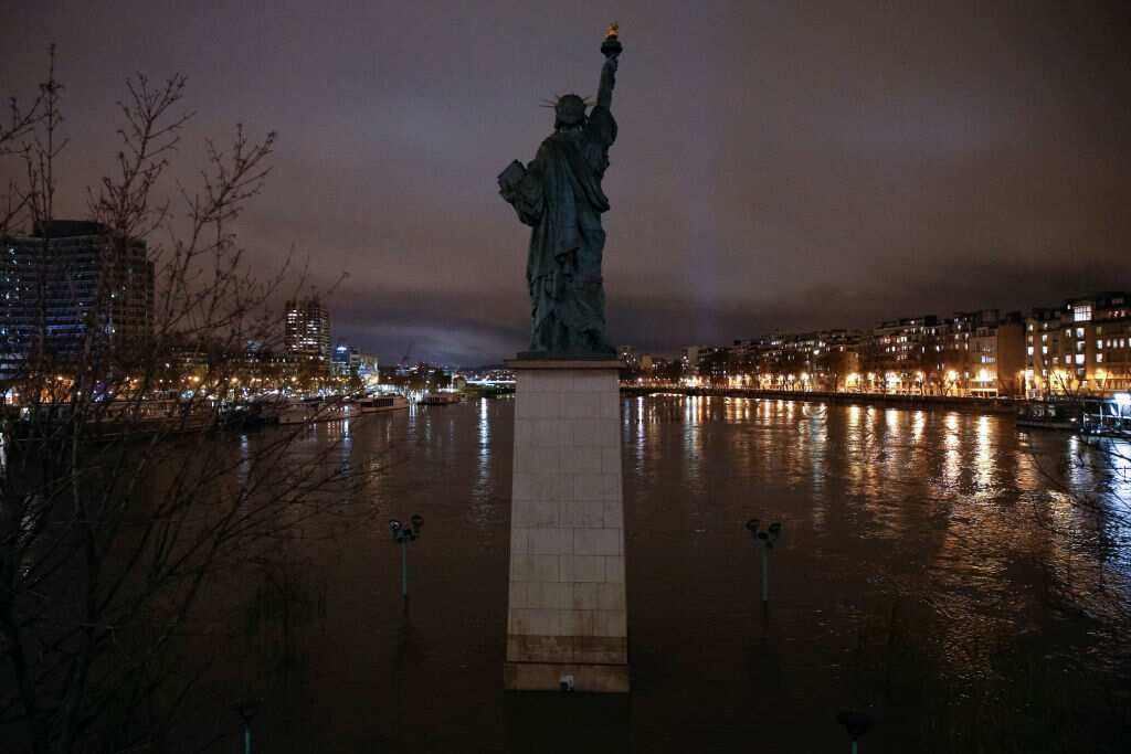 Pariss Seine River Peaks At Almost Six Metres After Hundreds Evacuated Sbs News