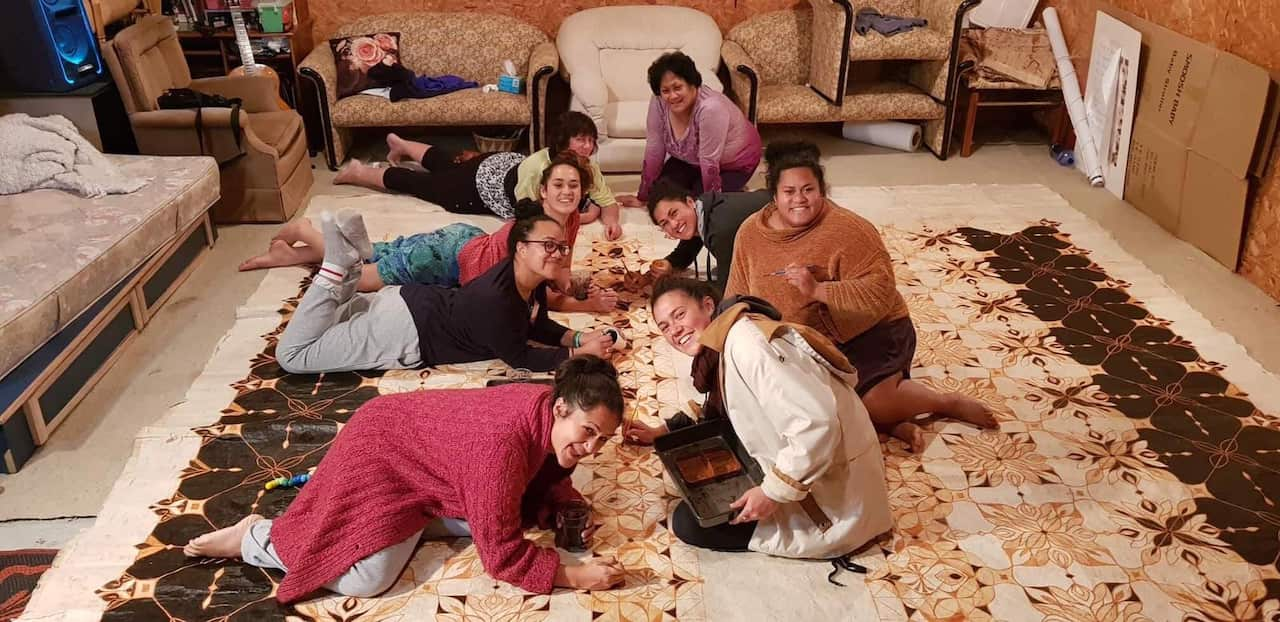 Ruha Fifita and her siblings and friends creating the family heirloom. 