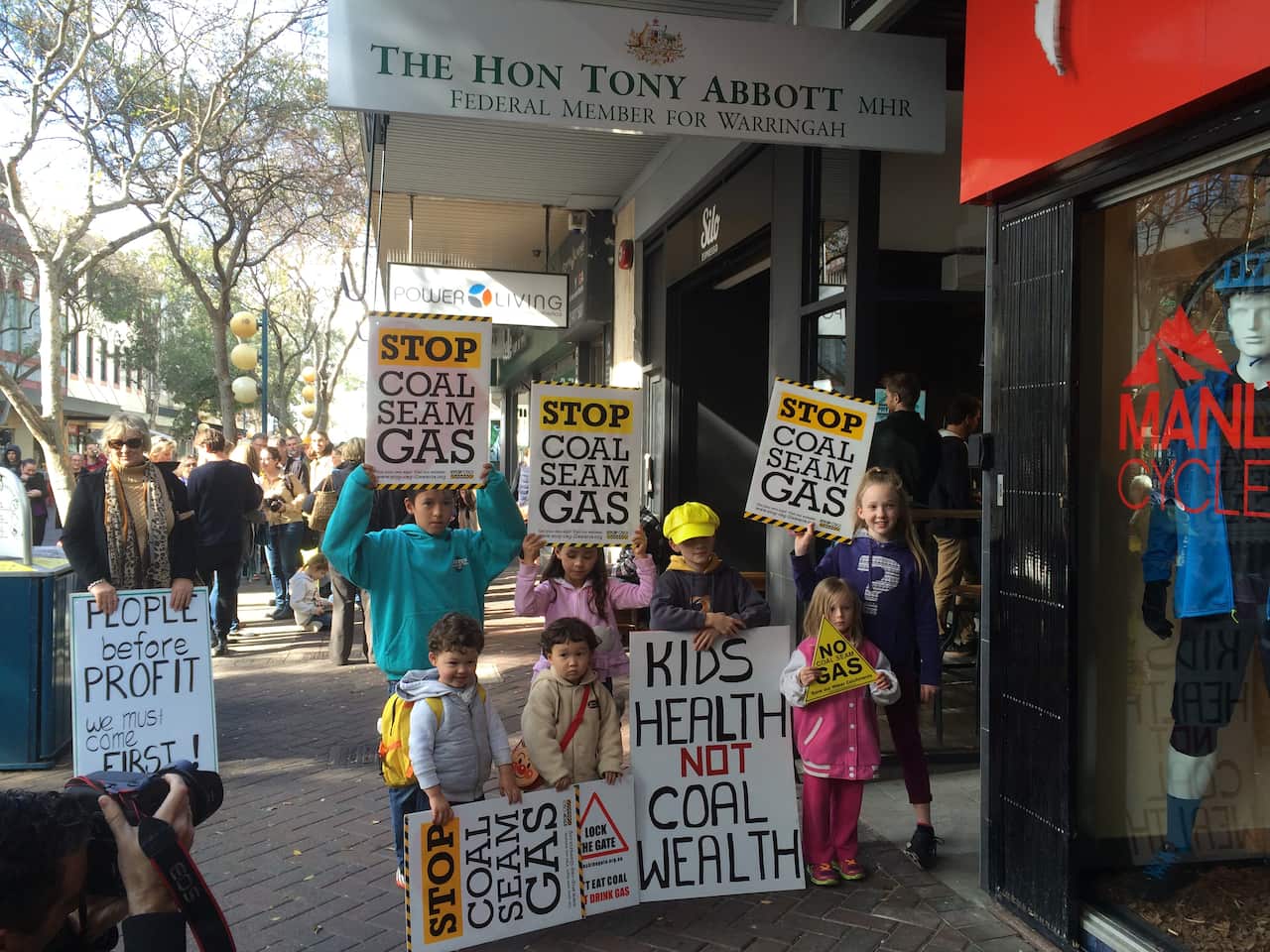 Children protest outside Prime Minister Tony Abbott's electorate office (SBS)