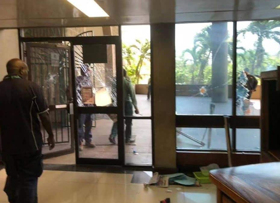 The police officers and troops are protesting lost wagesThe government says it will now pay the lost APEC allowances, police and troops are demanding. 