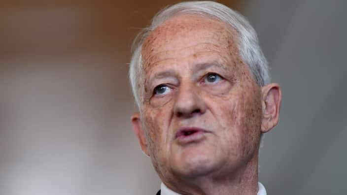 Habla un hombre mayor.