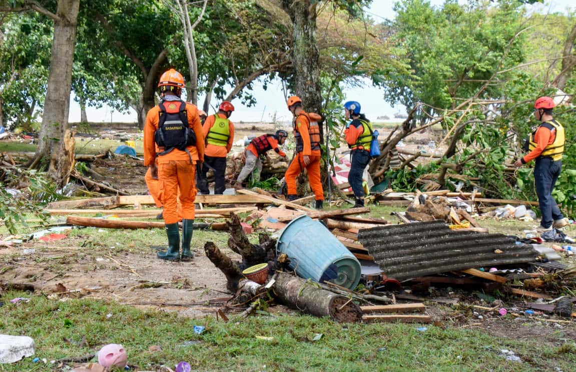 Rescue workers conduct search operations on the beach in Carita, Indonesia, on Dec. 24 (AAP)