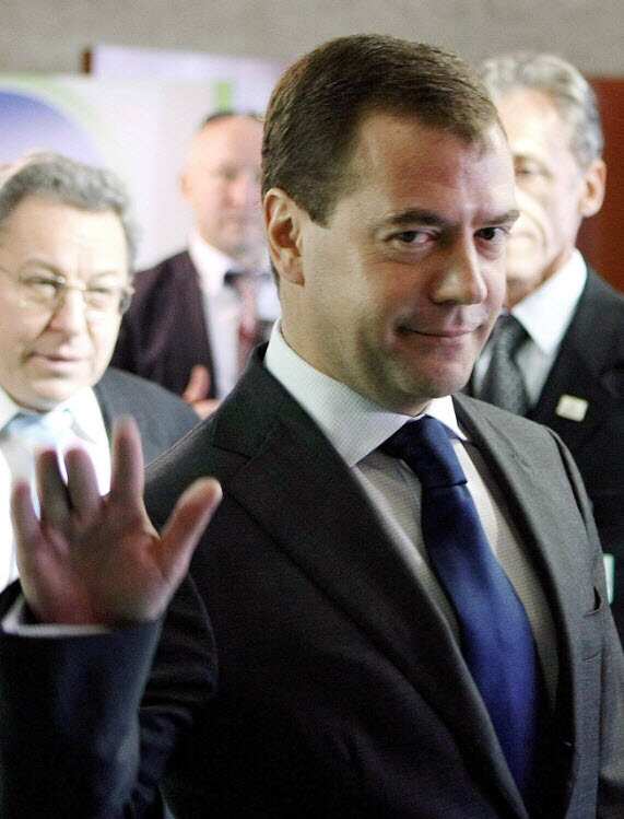 Russian President, Dmitri Medvedev waves during a visit to Brazil, 25 November 2008 (AAP)