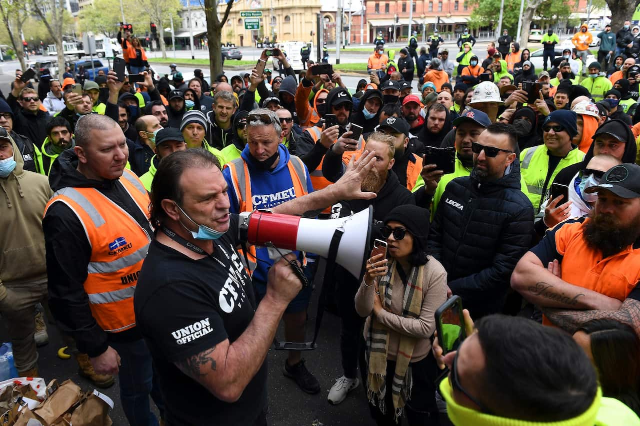 CFMEU Victorian secretary John Sekta speaks to protesters in a bid to de-escalate the situation.