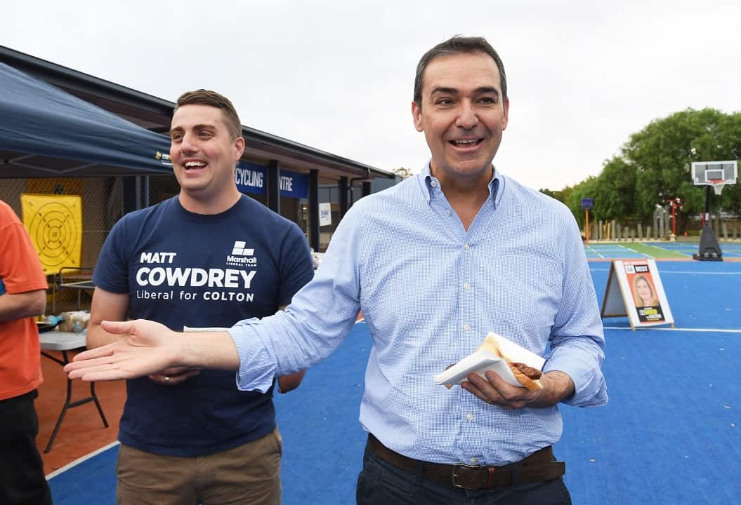 O líder da oposição Steven Marshall com o candidato liberal Matt Cowdrey na Escola Primária Fulham Gardens.