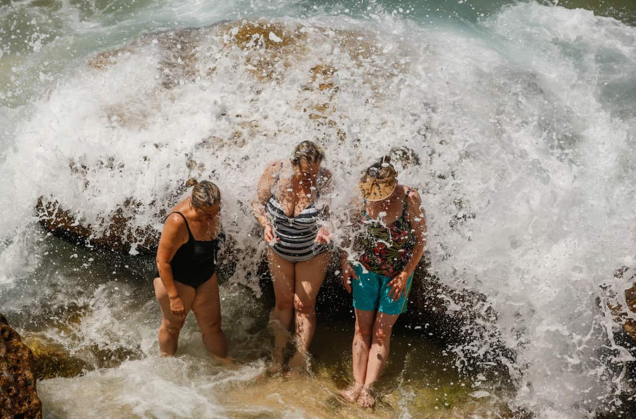 Beachgoers are seen cooling off on Tamarama Beach in Sydney, Sunday, January 7, 2018 (AAP)