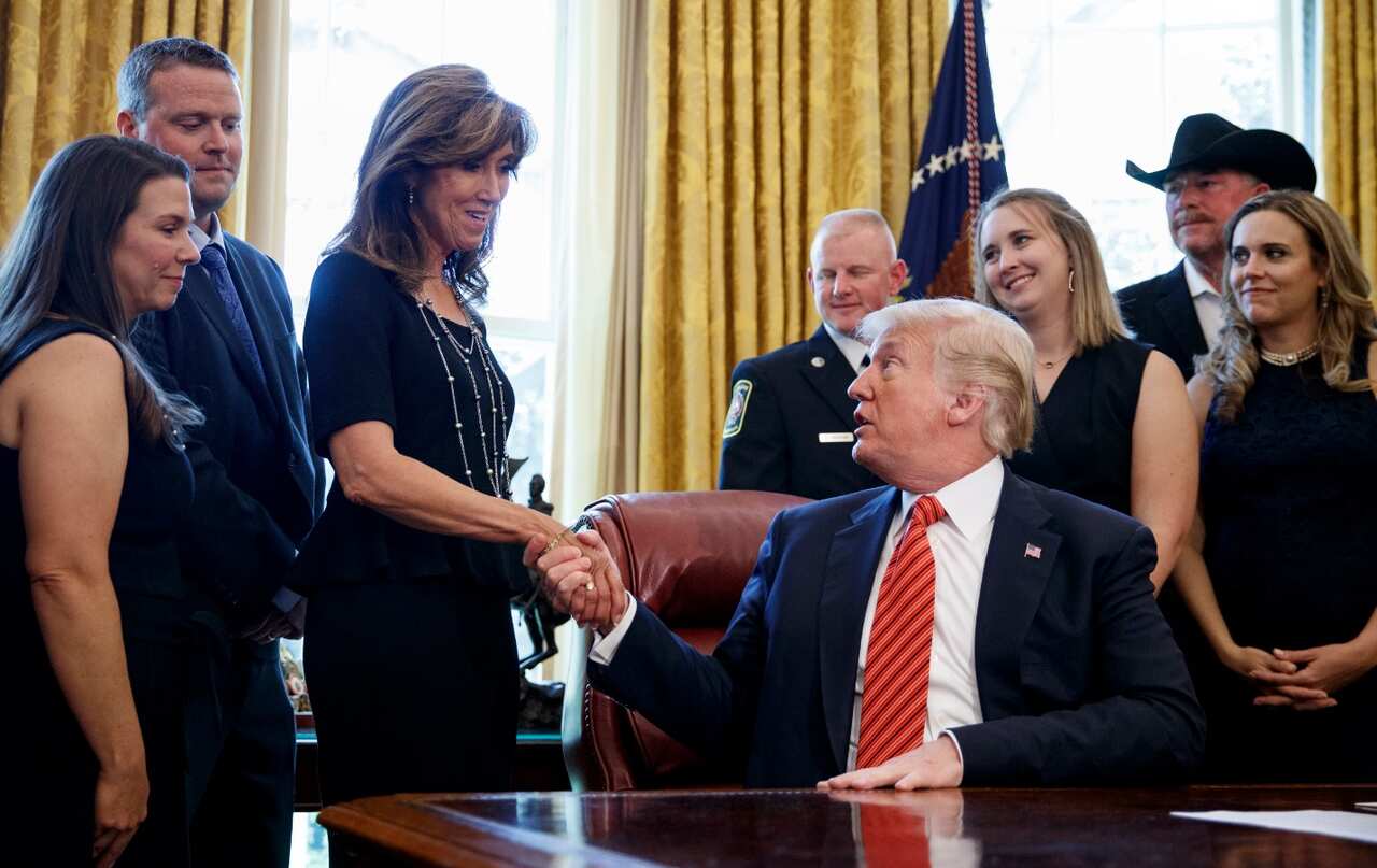 President Donald Trump looks to pilot Tammie Jo Shults, second from left, and first officer Darren Ellisor, left.