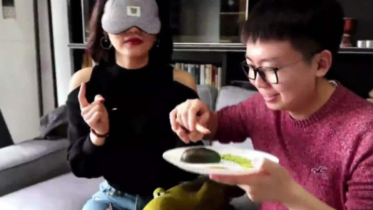 Chinese vloggers taste avocado for the first time