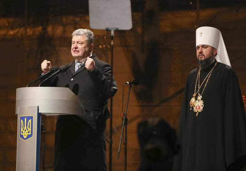 Ukrainian President Petro Poroshenko introduces the new head of the independent Ukrainian church.