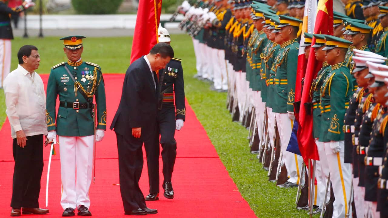 Chinese President Xi Jinping puases to pay respects to the national flags of both China and the Philippines during welcoming ceremony.