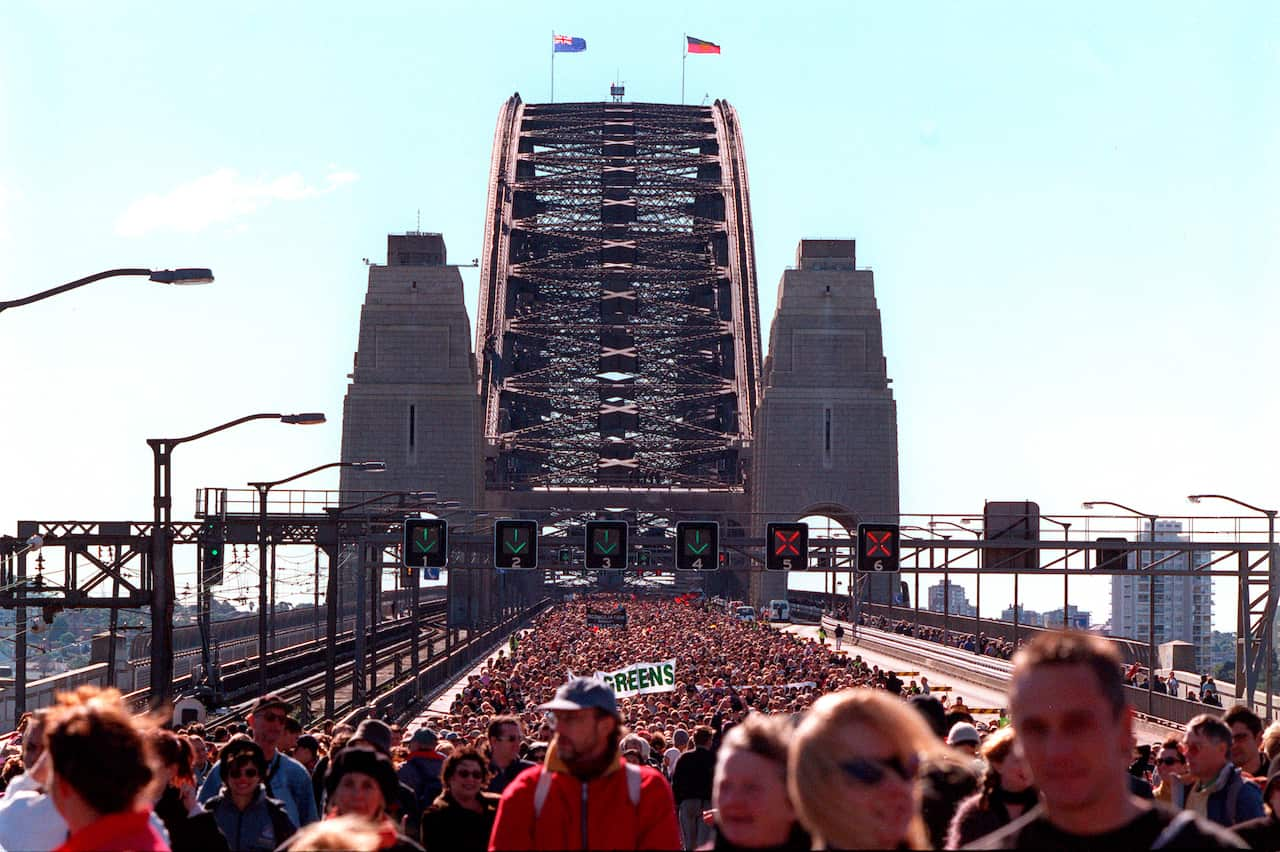 (SYD933) Sydney,  28 May 2000 - Crowds of more than 100, 000 took advantage of a perfect Sunday morning to walk across the Sydney Harbour Bridge in the 'Walk for Reconciliation' as part of Corroboree 2000. (Dave Hunt/ AAPIMAGE)