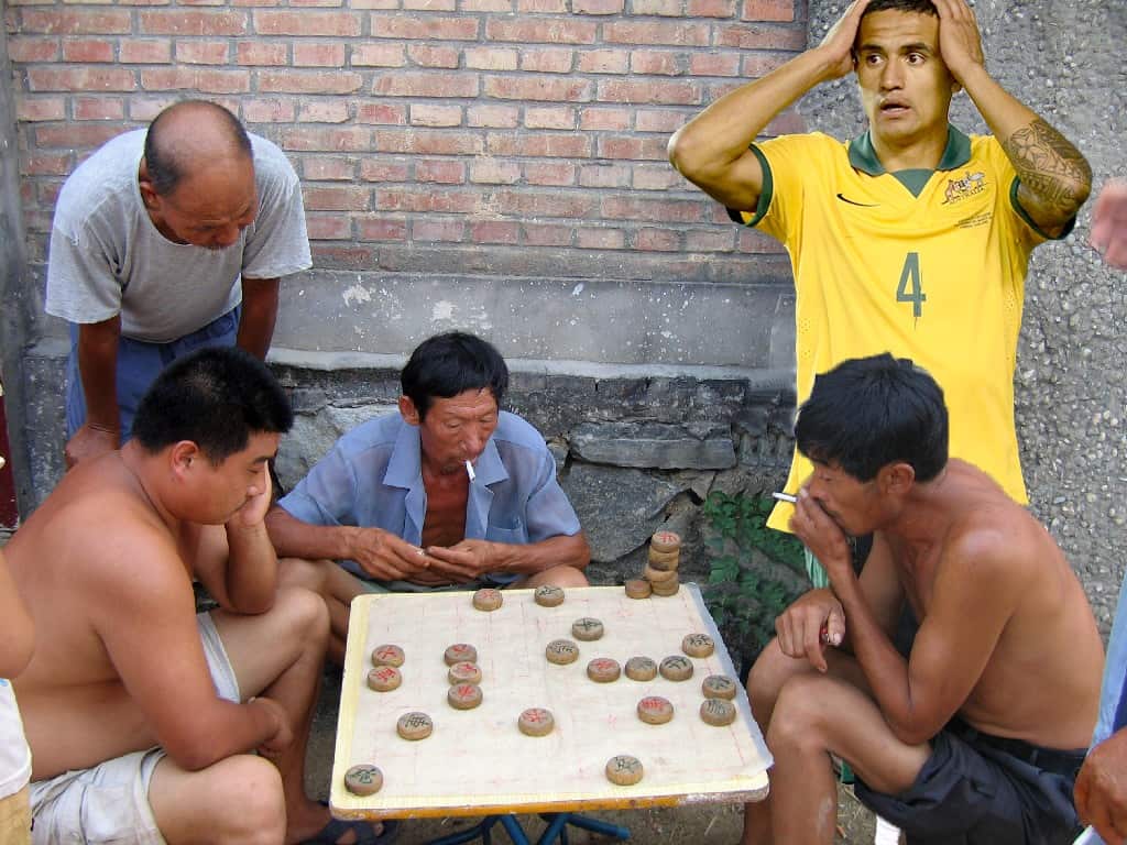 Tim Cahill watchng chess