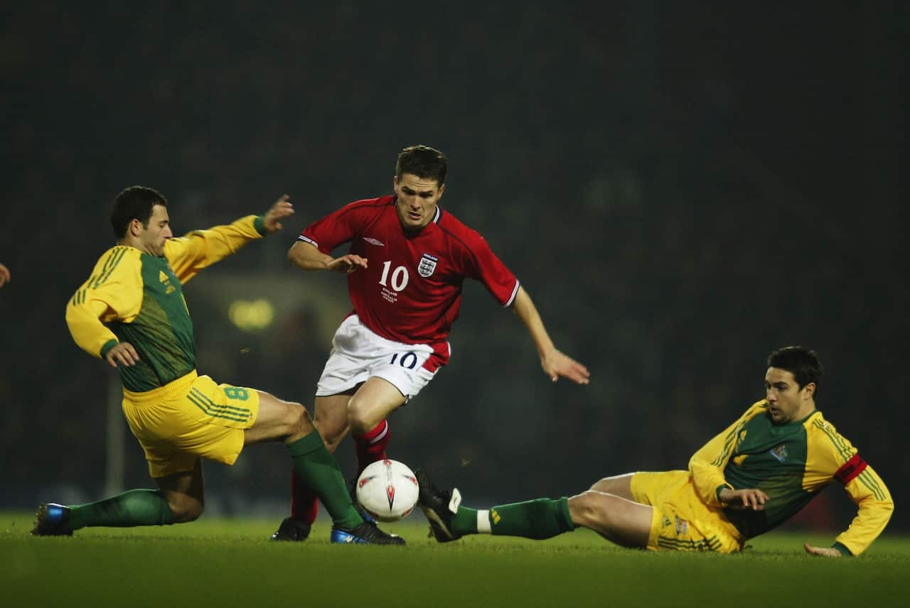 Josip Skoko tackles Michael Owen