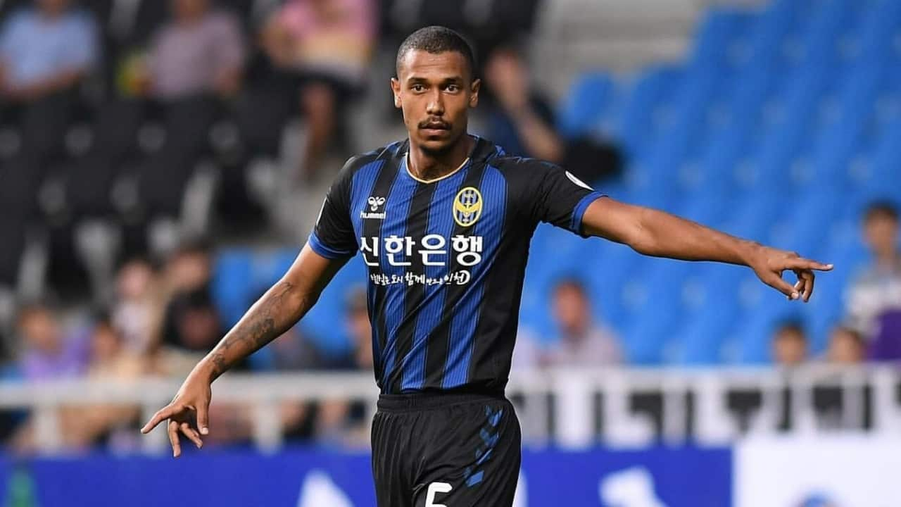 Rashid Mahazi in action for Incheon United