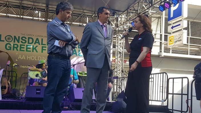 Ο πρόξενος της Ελλάδας στη Μελβούρνη, Δημήτρης Μιχαλόπουλος (στη μέση), με την παραγωγό του Ελληνικού Προγράμματος, Ντίνα Γερολύμου. Μαζί τους, ο Θέμης Καλλός.