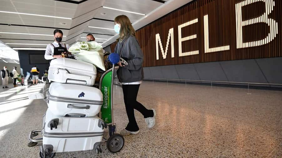 Una straniera arriva all'aeroporto di Melbourne