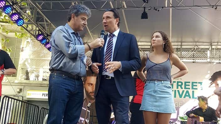 Ο πρόεδρος της Ελληνικής Κοινότητας Μελβούρνης, Βασίλης Παπαστεργιάδης με τον Θέμη Καλλό. Μαζί τους, η κόρη του κ. Παπαστεργιάδη.