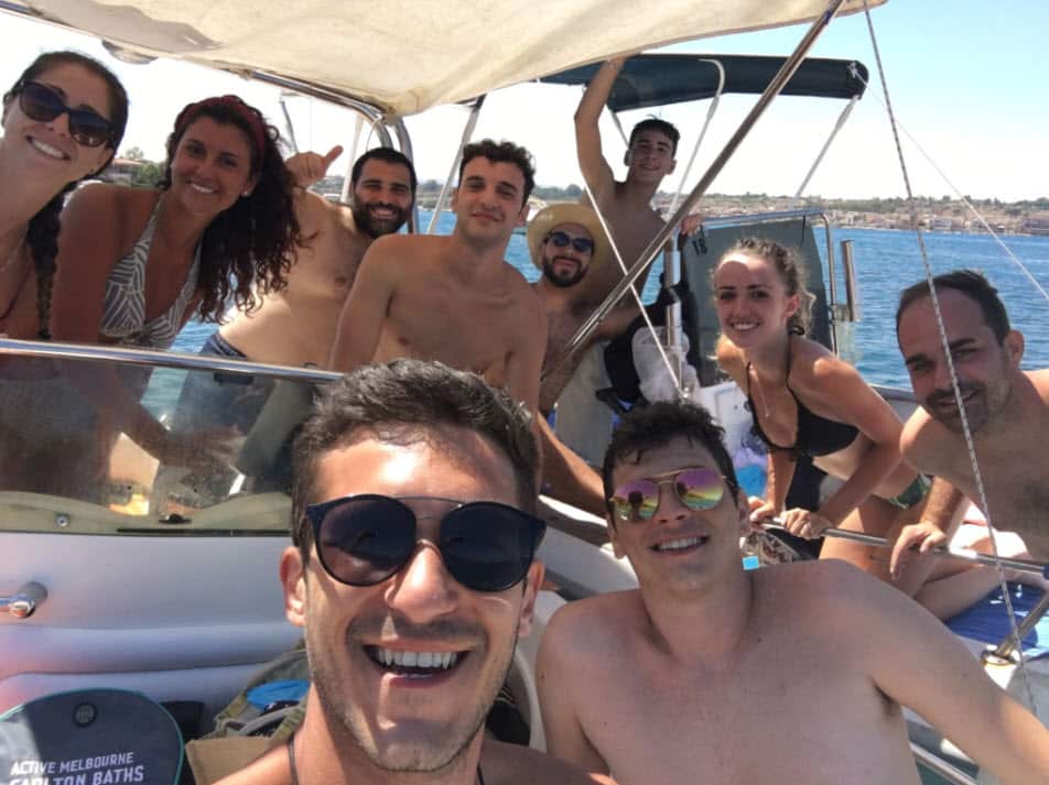 Vincenzo in vacanza in Sicilia con amici e parenti