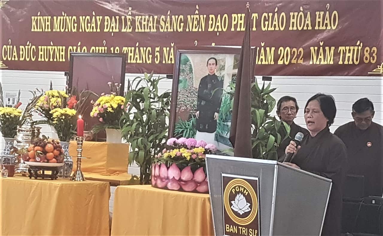 Chị Duyên ngâm thơ giảng