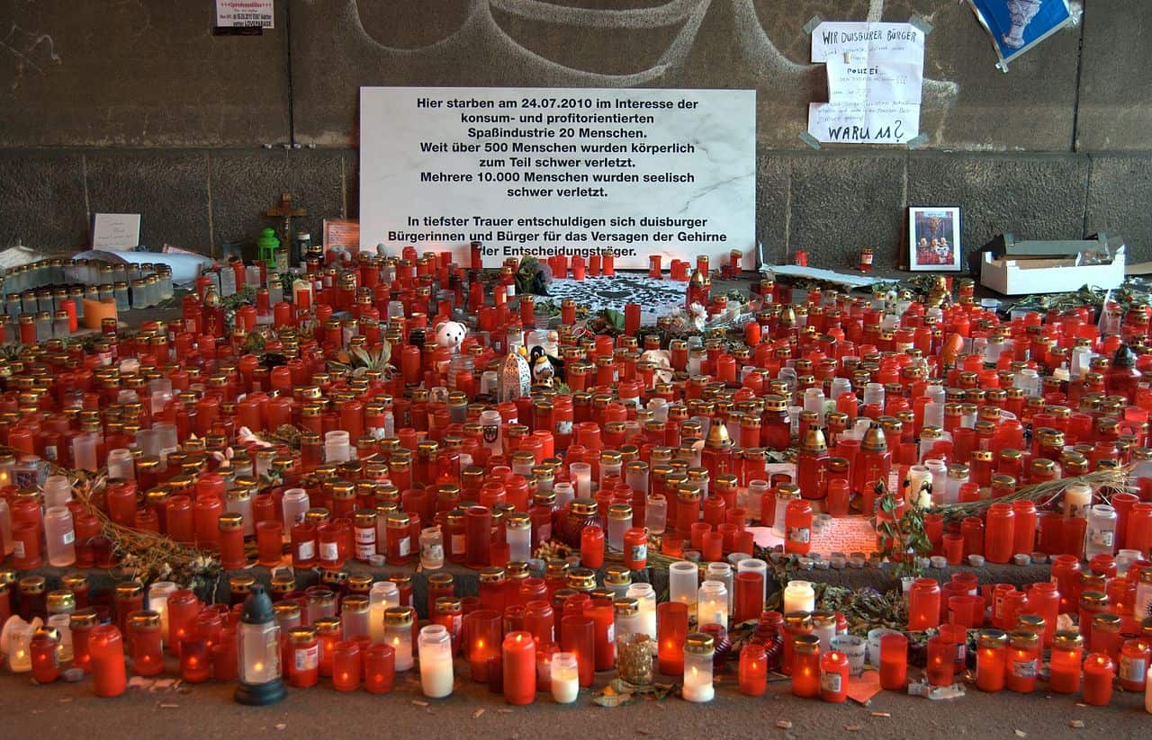 Nach der Katastrophe bei der Loveparade 2010 wurde den Toten am Ort des Geschehens gedacht.