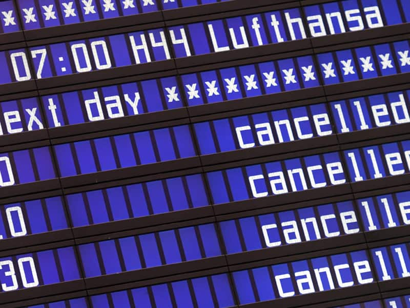 A display panel shows cancelled flights 