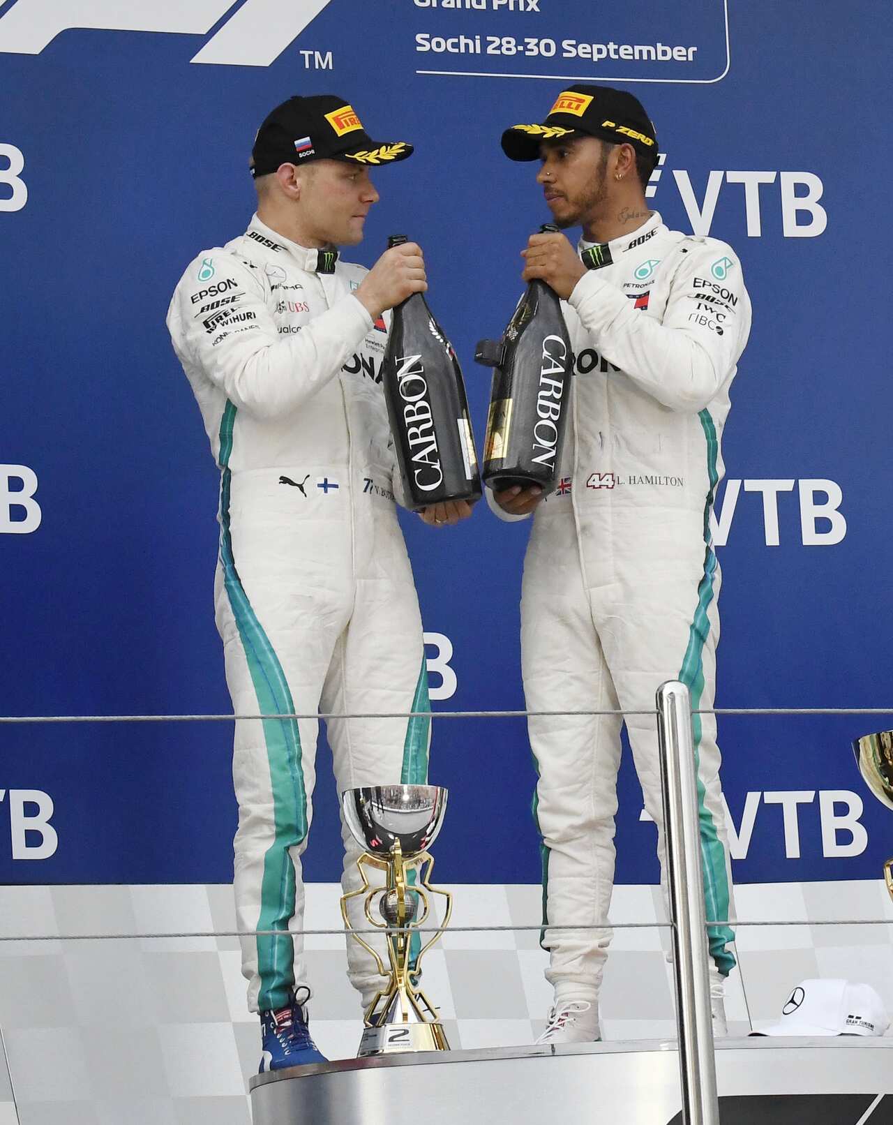 FOTO: LUKAS GORYS, 30.9.2018, SOTCHI (RUSSLAND): LEWIS HAMILTON, MERCEDES UND TEAMKOLLEGE VALTTERI BOTTAS AUF DEM PODIUM