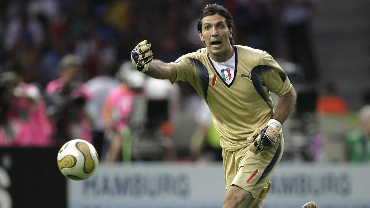 Gigi Buffon ha esordito in Nazionale nel '97 e detiene il record di presenze con la maglia azzurra (170)