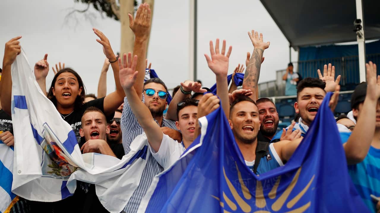 epa08149758 Fans cheer after Maria Sakkari of Greece won her women's singles second round match against Nao Hibino of Japan at the Australian Open Grand Slam tennis tournament in Melbourne, Australia, 22 January 2020. EPA/FRANCIS MALASIG