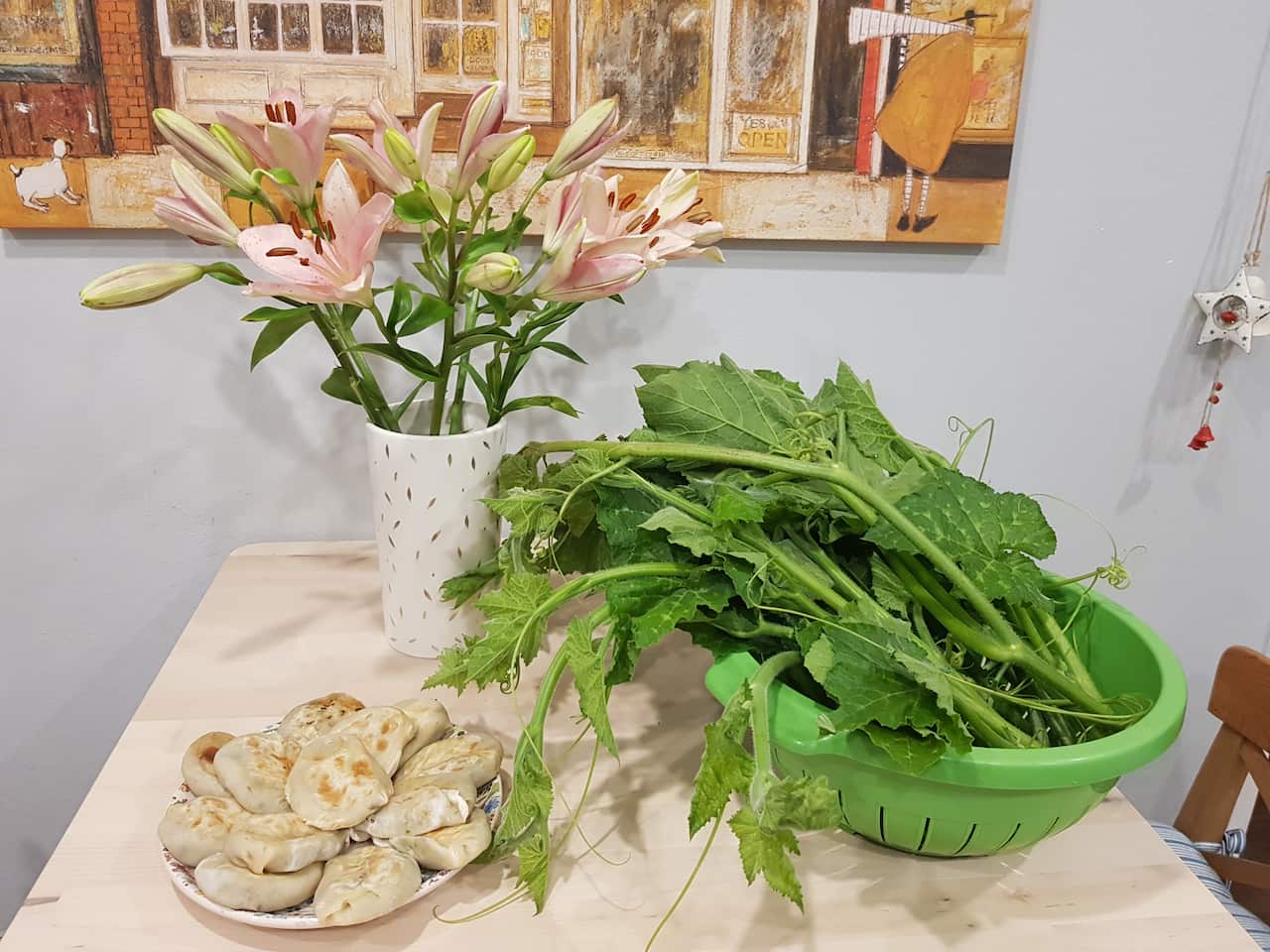 Món quà tôi nhận từ người bạn là hoa, bánh và rau trong vườn