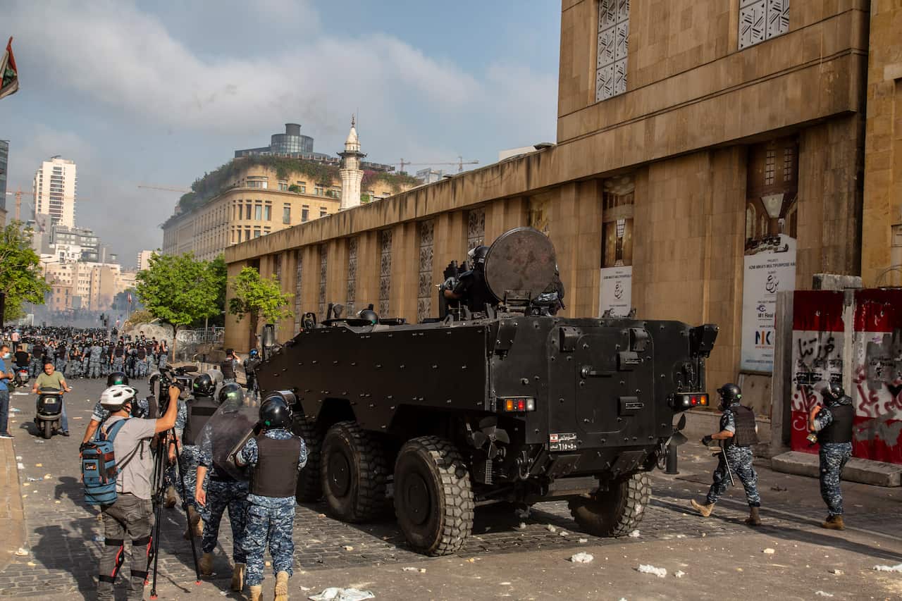 epa08469962 Security forces clash with anti-government protesters during a mass protest against the economic and financial crisis, and to demand early parliamentary elections, in Beirut, Lebanon, 06 June 2020. EPA/NABIL MOUNZER