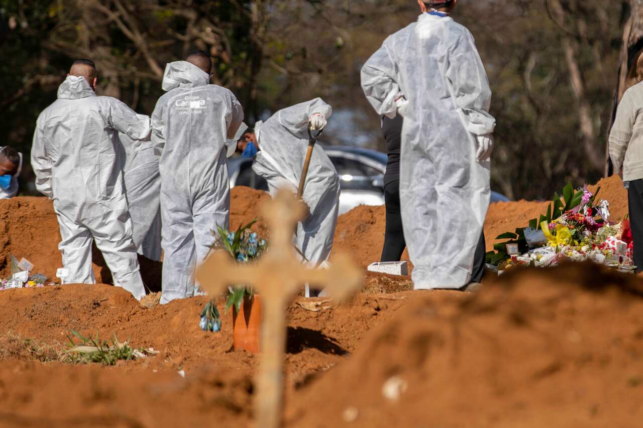 Employees and family members during collective burials at Vila Formosa Cemetery, east side of São Paulo, Brazil on July 10, 2020. Brazil is approaching 70,000 deaths by Covid-19 in 2020. (Photo by Bruno Rocha/Fotoarena/Sipa USA)(Sipa via AP Images)