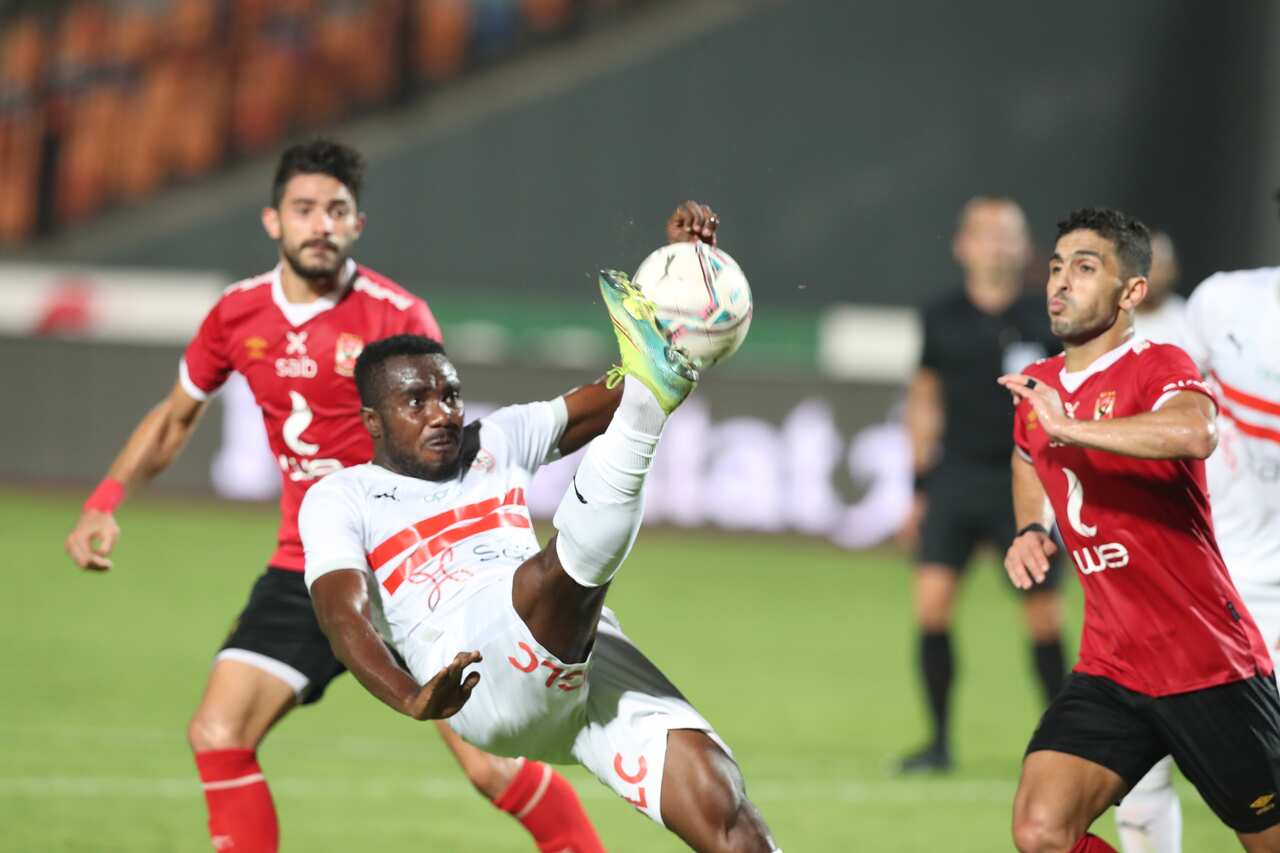  Al-Ahly player Ayman Ashraf (R) in action against Al-Zamalek  player  Kabongo Kasongo (L) 
