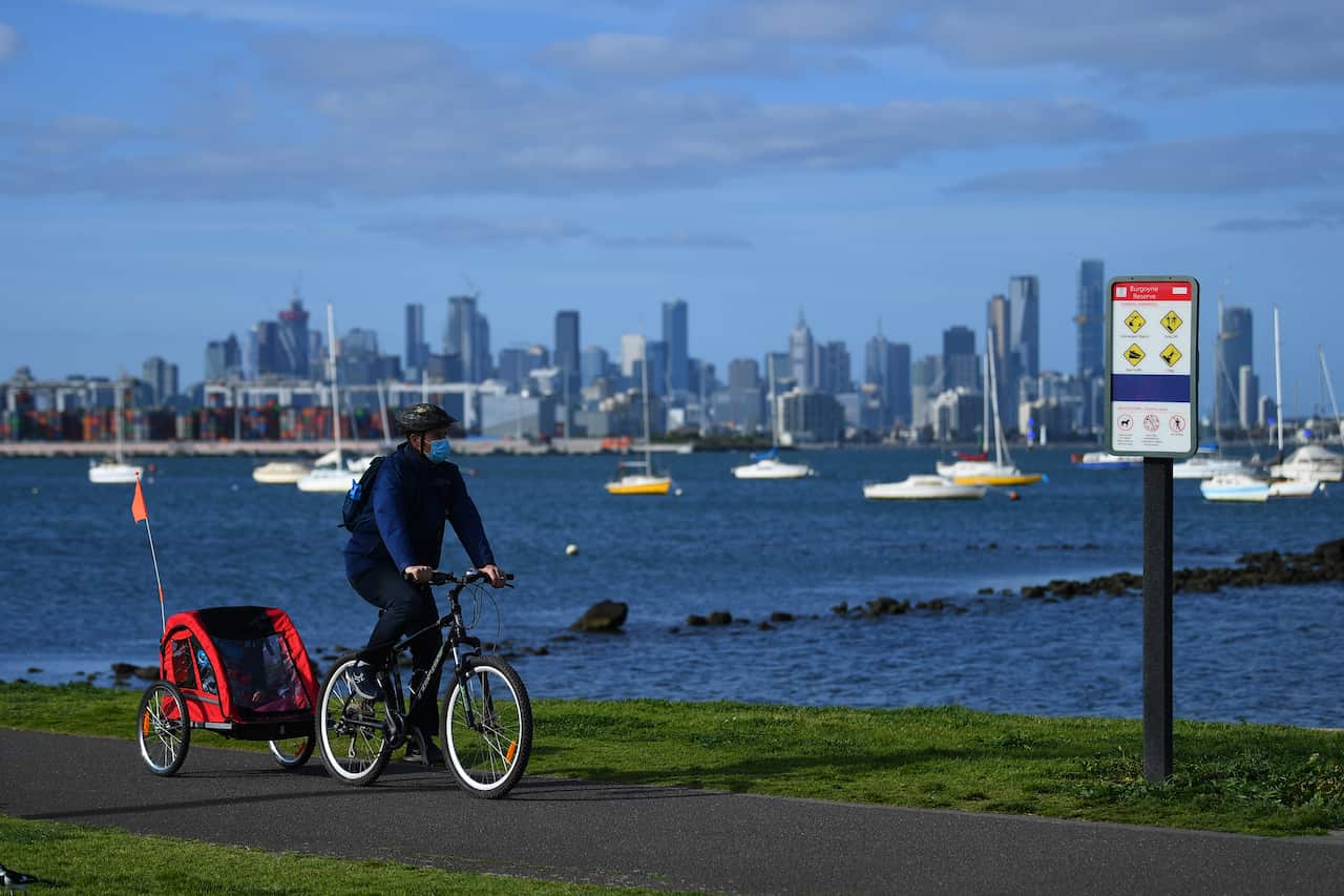 A person wearing a face masks is seen exercising in Williamstown in Melbourne, Wednesday, September 9, 2020. Victoria has recorded 76 new cases of coronavirus and 11 deaths in the past 24 hours. (AAP Image/James Ross) NO ARCHIVING