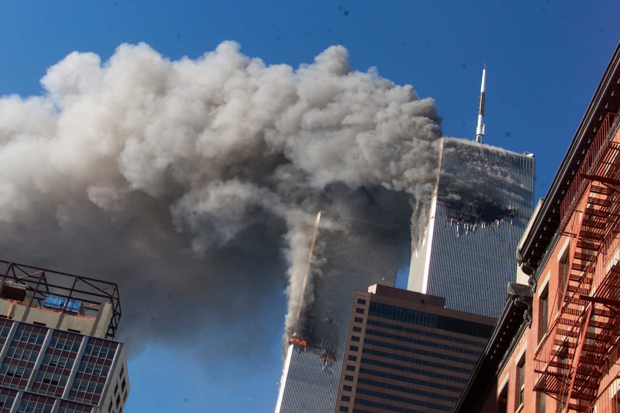 Un'immagine che precede di pochi istanti il crollo delle torri del World Trade Center di New York, in fiamme dopo essere state centrate da due aerei.