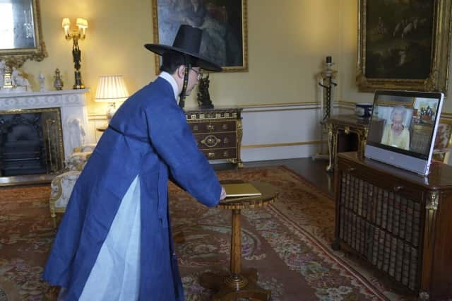 Ambassador Kim presents his credentials to Her Majesty Queen Elizabeth II 