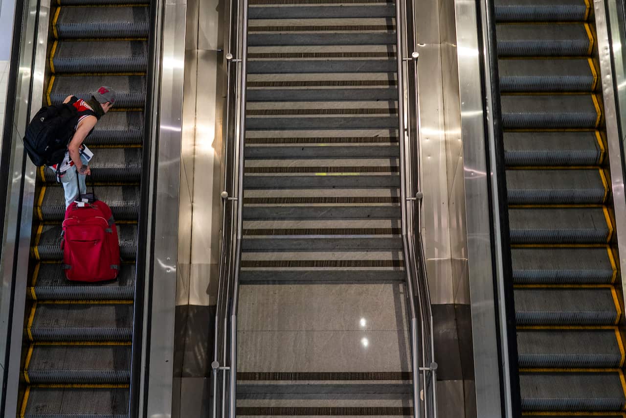 Un passeggero all'aeroporto di Johannesburg